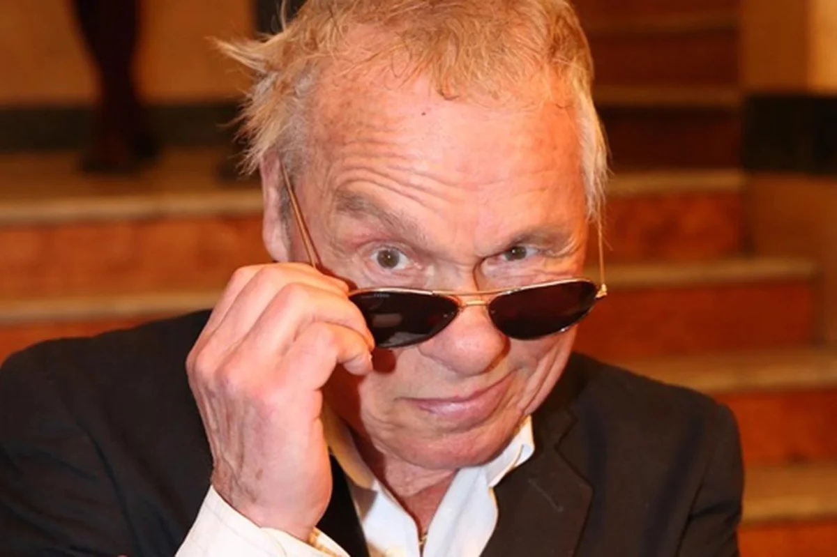 Jan Saudek žije s rodinou v Braníku. Dvanáctipokojová luxusní vila má jasný rukopis někdejšího bouřliváka