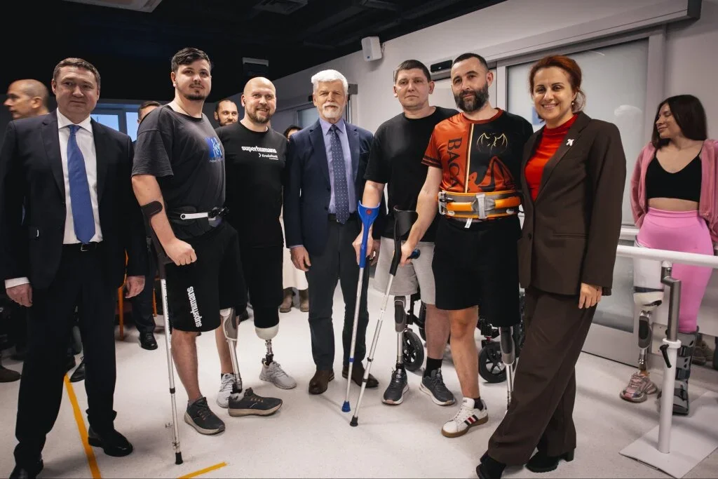 Drsná realita války a jak vypadá pomoc z Česka. Pavel na Ukrajině míří za Zelenským