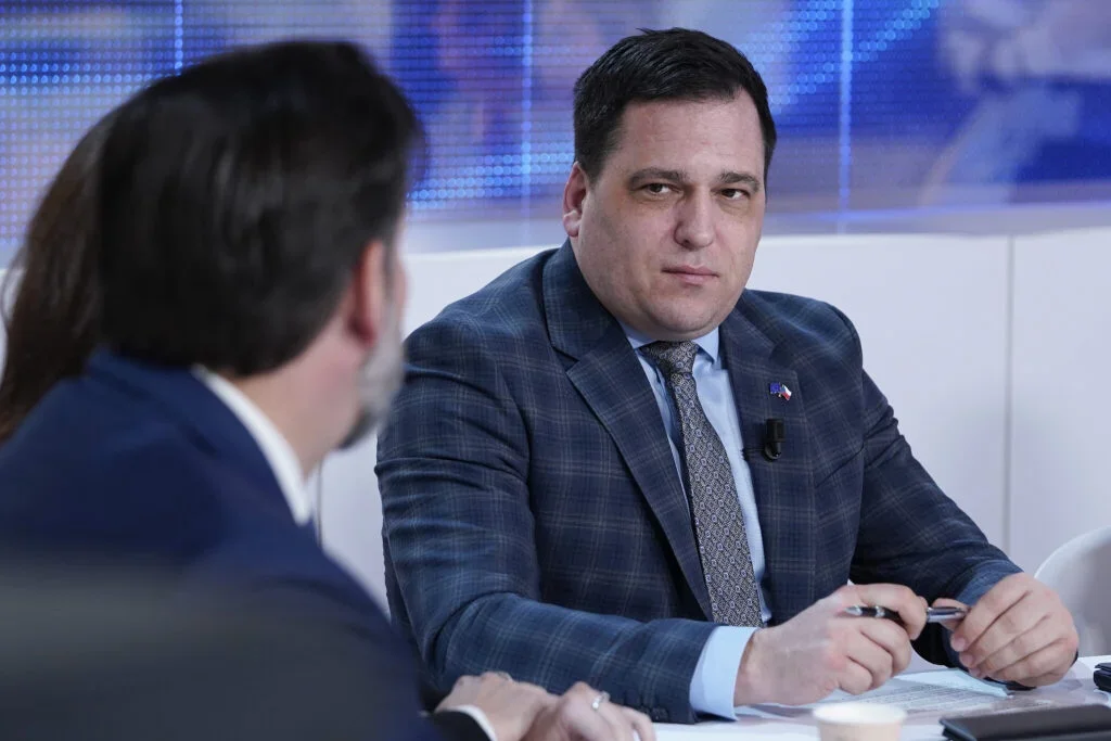 Hrozila exekuce. Zdechovský se o půlnoci omluvil advokátovi