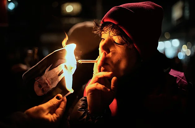 Fotkou Chameneího si připálila cigaretu. Symbol íránských protestů žije v Kanadě