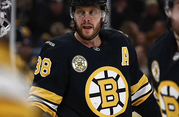 Pocta slovenskému obrovi, Boston vyřadil Chárovo číslo. Je to jeho éra, hlásil parťák