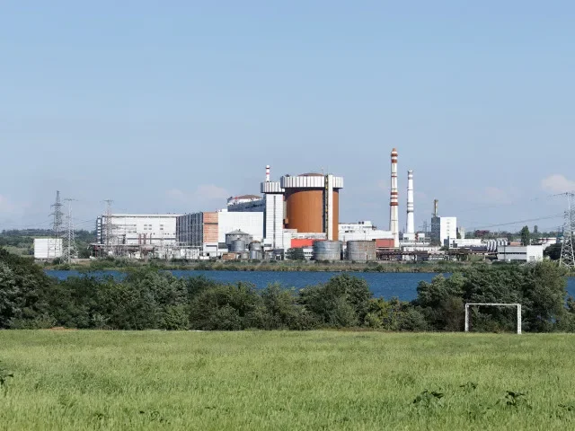 Ukrajina je bez jediné plně funkční elektrárny. Kyjev zavírá školy, lidé bez proudu platí ale dál