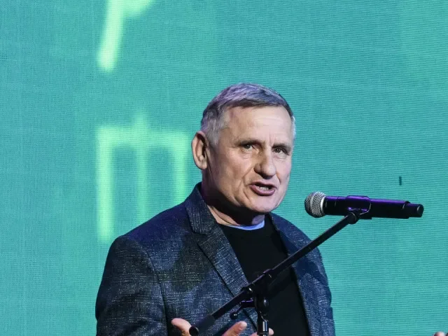 Čunek odklízel sníh ze střechy, ale utrhlo se mu lano. Spadl ze čtyř metrů na chodník, kde zůstal jeho otisk