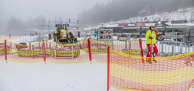Stovka kamionů a tribuna přístupná jen na lyžích. Pořadatelé poháru velebí oblevu
