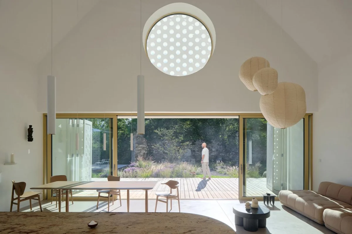 Síla světla: Architekt vytvořil v malebné Kamenné Lhotě domov inspirovaný barokním chrámem - Dumazahrada.cz článek na Media24.cz