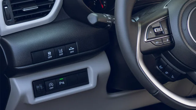 Už i Suzuki pochopilo, do svých aut potichu přidalo tlačítko „ihned vypnout EU”