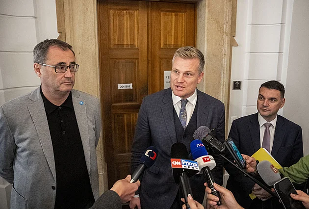 Poslanci jednají o usnesení, ať prezident dodržuje Ústavu při jmenování ministrů