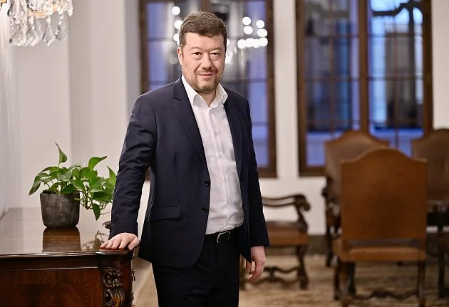 Okamura odstranil ze své kanceláře ve Sněmovně vlajku Evropské unie