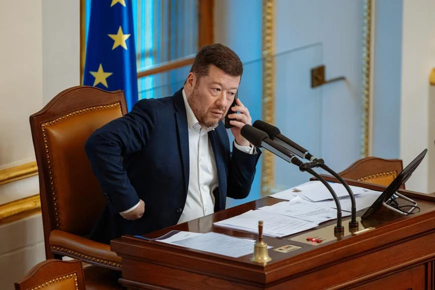 Okamura se chlubí odstraněním další vlajky. Tentokrát ze své kanceláře