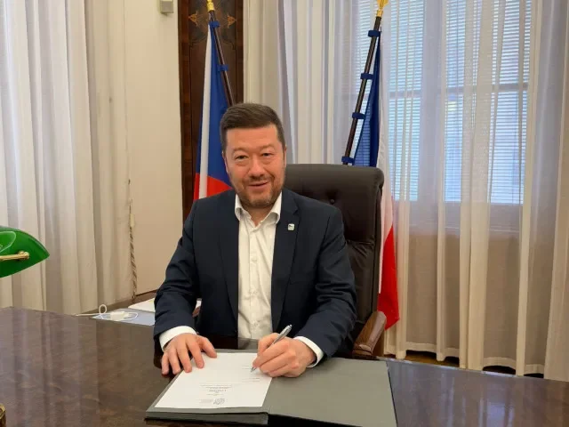 „Relikt po Pekarové Adamové.“ Okamura odstranil vlajku EU ze své kanceláře