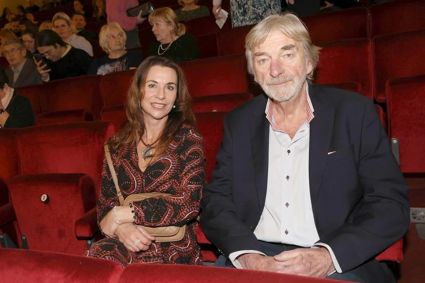 Vladimír Kratina poprvé po rozvodu vyvedl novou partnerku. Na premiéře v Hybernii zářil