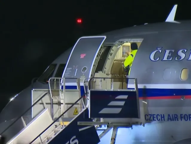 V Praze přistálo letadlo s Janem Darmovzalem, kterého věznili ve Venezuele