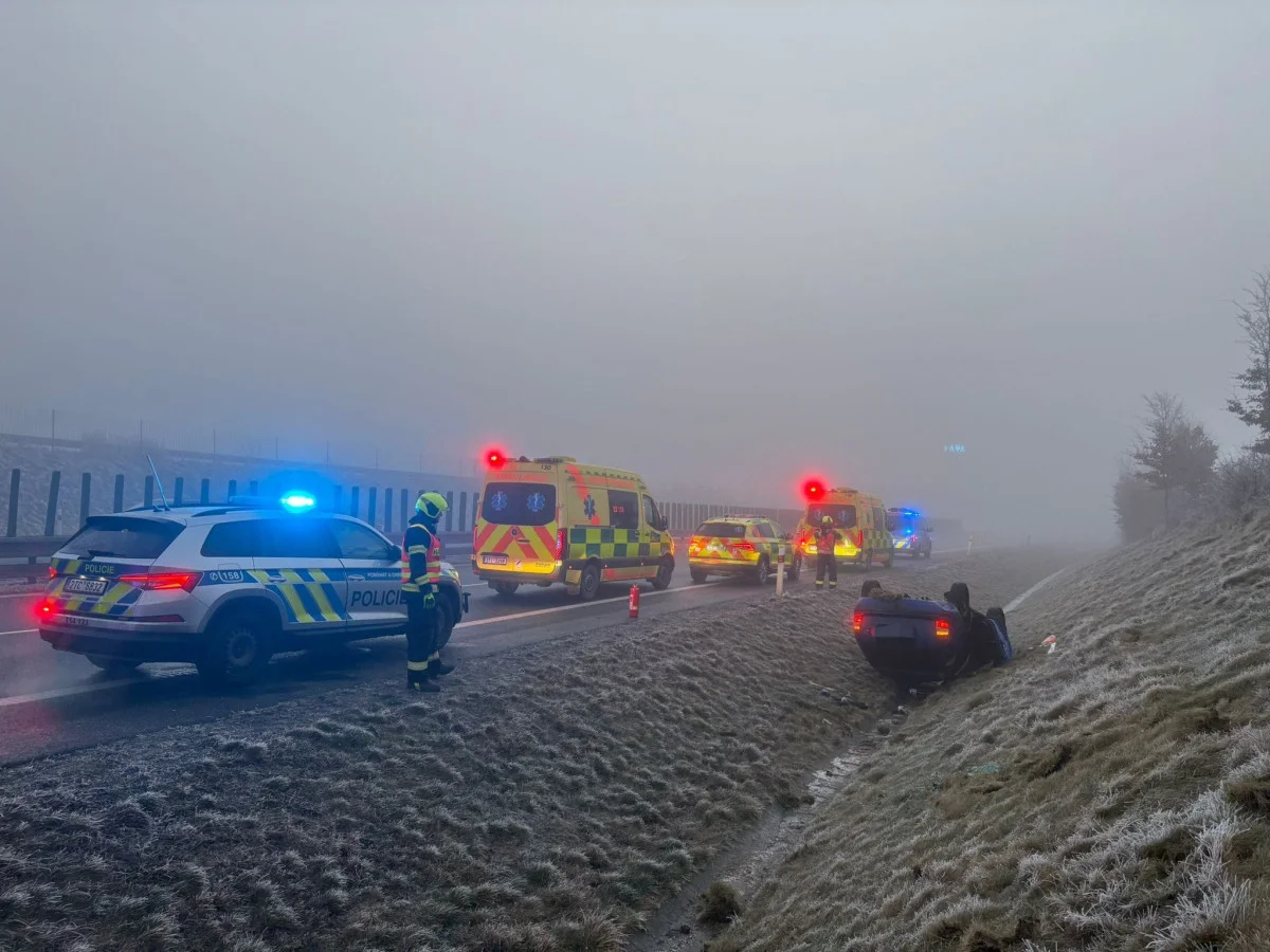 Kvůli ledovce musel být uzavřen hlavní tah z Ostravy na Opavu. Policisté řeší na místě několik nehod