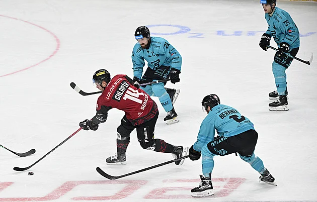 ONLINE: Sparta hraje ve Varech, Třinec v Boleslavi. Lídr vyzve Budějovice