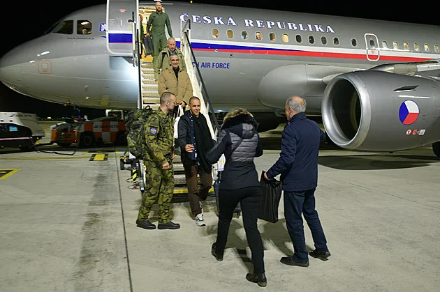 Jan Darmovzal se na letišti vítal s rodinou: Ve venezuelském vězení ho drželi v řetězech