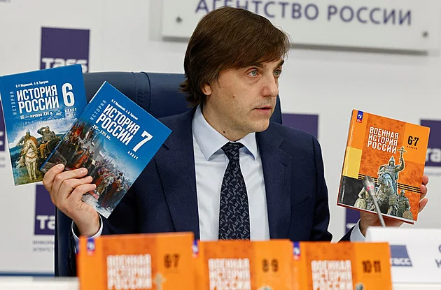 Putinův ministr nazývá ČR zemí nepřátel, ale jeho rodiče tu v klidu žijí, říká reportér