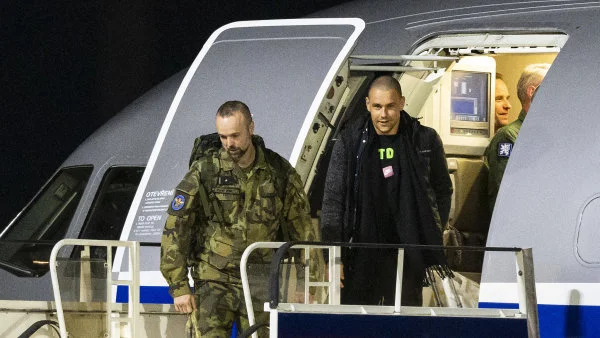 Čecha vězněného ve Venezuele dopravil do Prahy armádní speciál. Na letišti ho vítal Babiš s Macinkou
