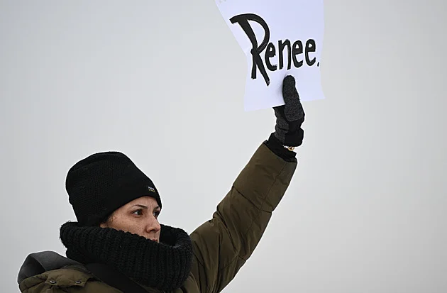 Jako gestapo, kritizuje Springsteen imigrační agenty v USA. Zastřelené věnoval píseň