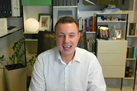 Jste přidrzlá namyšlená nána. Rajchl na sítích útočí na poslankyni Demetrashvili