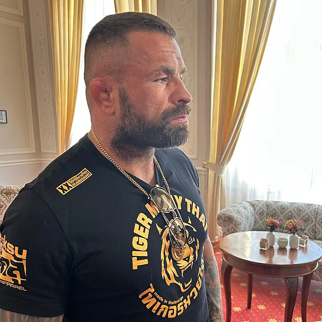 Vémolu pustili na kauci z vazby, čelí obvinění z organizovaného zločinu