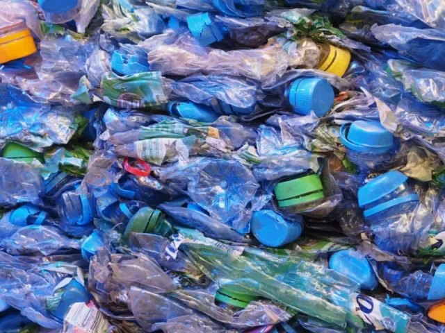 Vláda odmítla návrh na zálohování PET lahví a nápojových plechovek