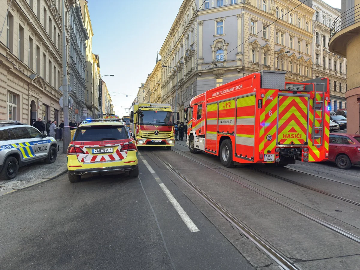 Deset zraněných a jeden mrtvý po požáru na pražském Žižkově - Krimi TydenikPolicie.cz článek na Media24.cz