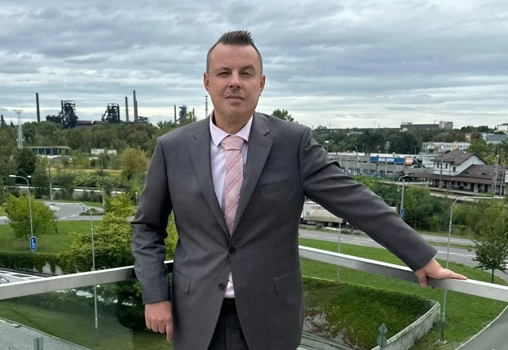 Odhalil poslance Rajchla ve filmu pro dospělé. Známý youtuber přišel o insolvenci