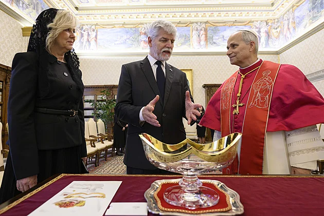 První dáma v černém. Pavlová ozdobila audienci u papeže českými symboly