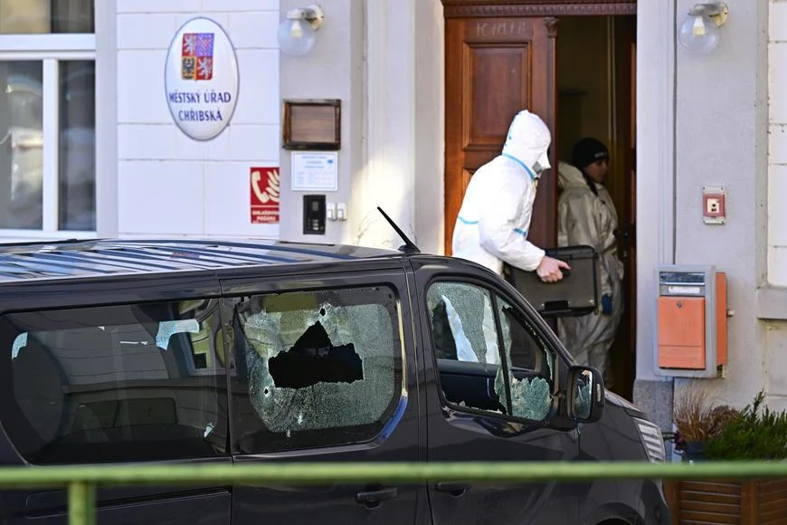 Proč vrah střílel na městském úřadě? Čeká se na zásadní informaci