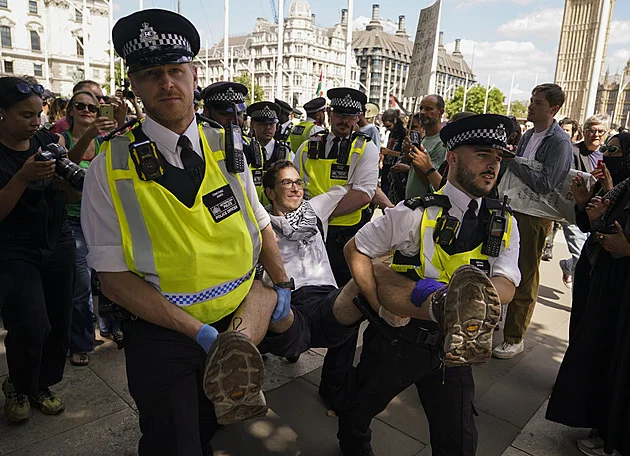 Islamismus bují, jste v ohrožení. Trumpova vláda chce dát azyl britským Židům