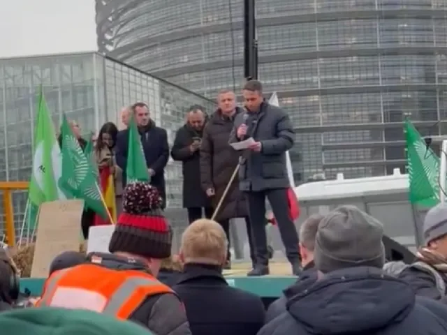 Tisíce zemědělců demonstrovaly před Evropským parlamentem proti dohodě s Mercosur. Dorazili i Češi