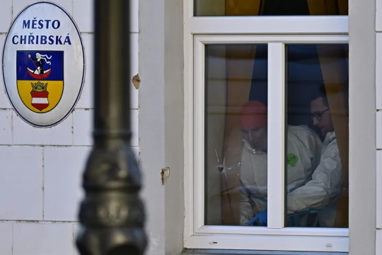Policie v noci ukončila práci na úřadě v Chřibské, kde se střílelo