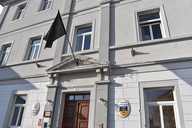 Útočník z Chřibské nejdříve střílel z okna blízkého domu. Pak vyrazil na radnici