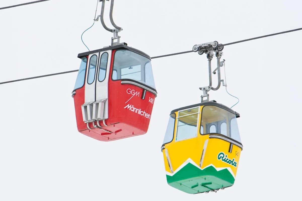 Nejstrmější lanovka na světě vede mezi alpskými velikány. Do švýcarské vesnice, kde řádil i James Bond