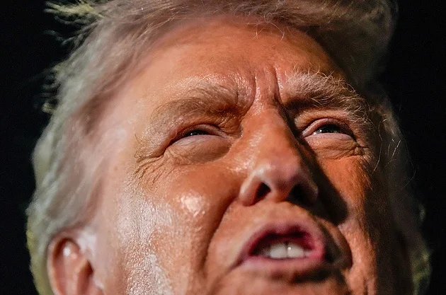 Nepřijatelné, pustil se Macron v Davosu do Trumpa. Mluvit tam s ním nechce