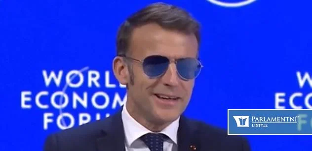 Macron ve slunečních brýlích řečnil v Davosu. Útok na Trumpa