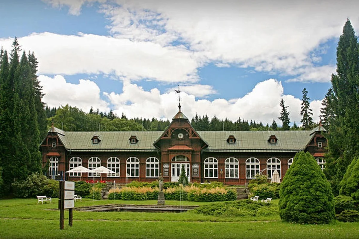 Tady se dýchá lépe než v Alpách. Lázně, kolem kterých Češi jen projíždějí