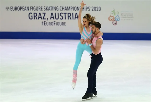 Ledová nenávist. Podporoval jsi sexuální predátory, říká ona. Jsi lhářka, reaguje on