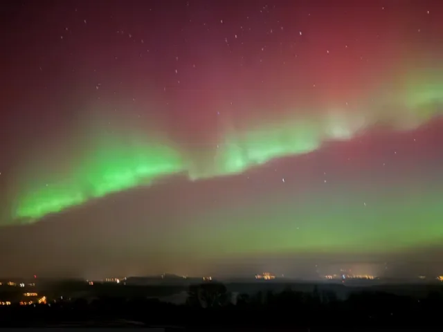 Nejkrásnější noční obloha. V Česku byla vidět silná polární záře, byla viditelná i z větších měst