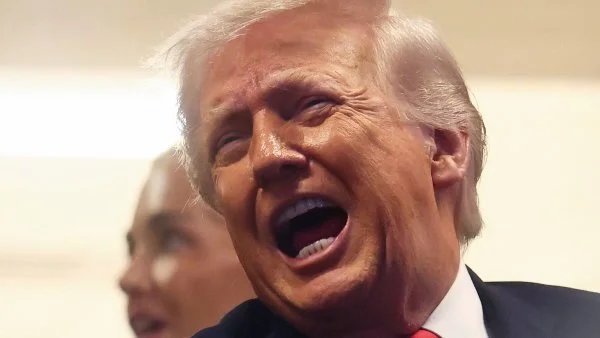 Trumpova agresivní politika žene nahoru ceny drahých kovů. Zlata poprvé překonalo hranici 4700 dolarů, stoupá i stříbro