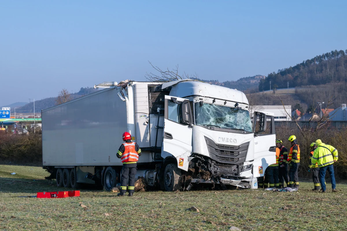 Na dálnici D5 u Králova Dvora havaroval řidič kamionu. Se soupravou skončil v poli