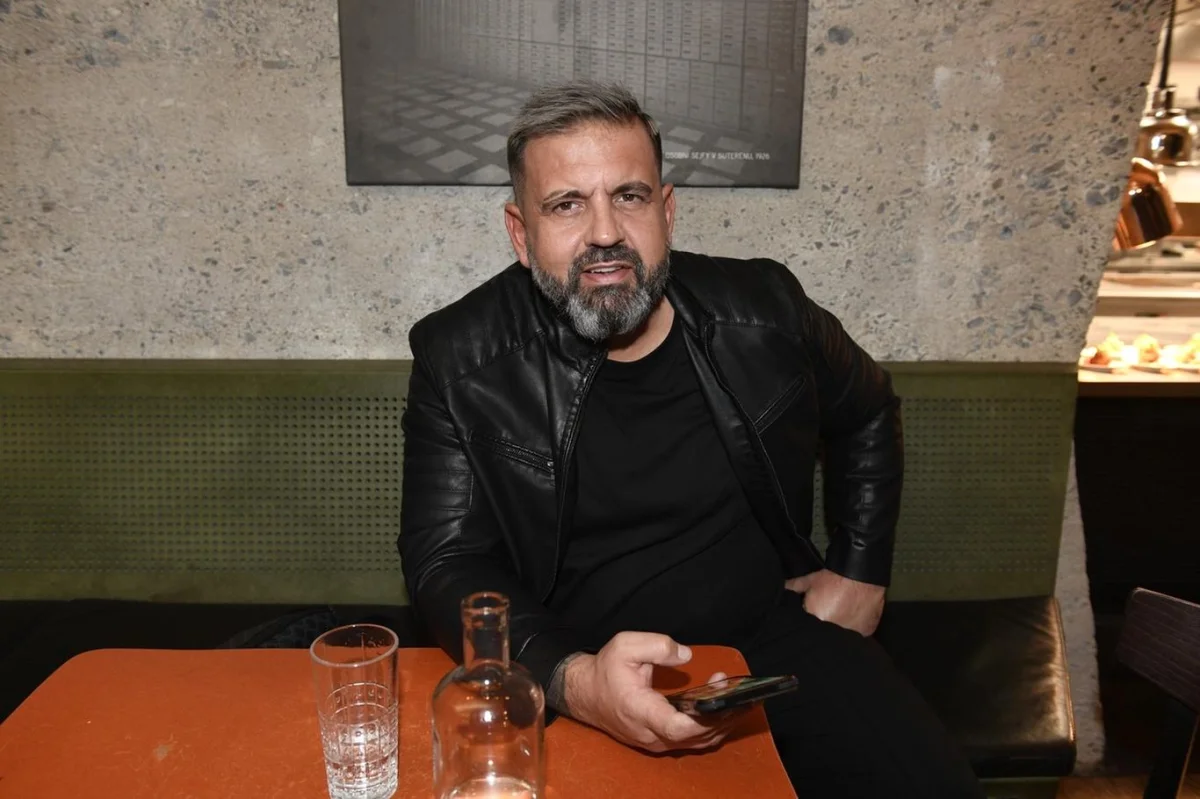 Radek Kašpárek žije po rozvodu v luxusní vile u Prahy. Srdcem domu je kuchyně, terasa je venkovní obývák