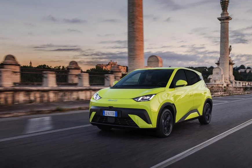 Polsko plánuje zakázat vjezd čínských aut do vojenských areálů. Obává se sběru dat