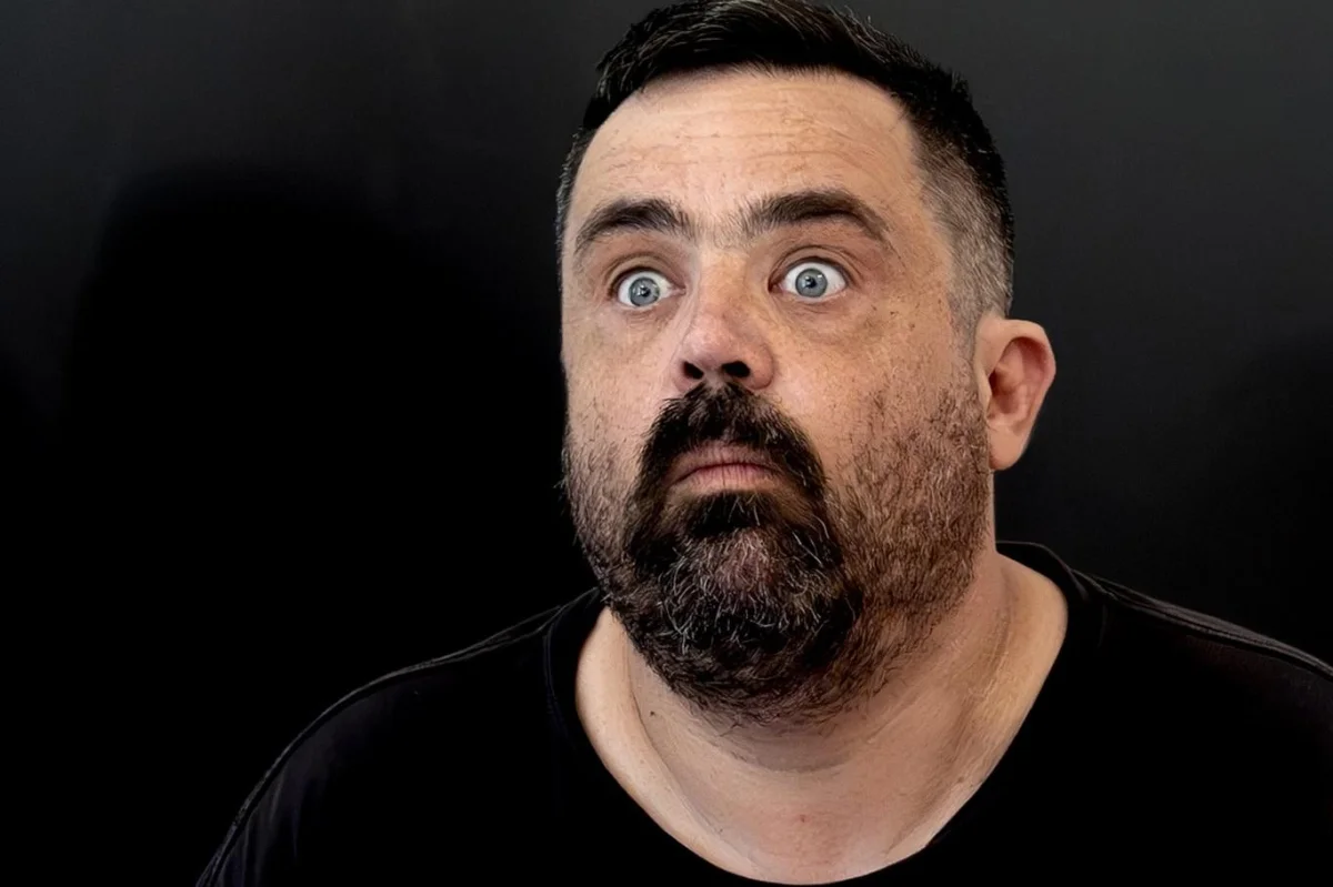 Pavel Novotný lítá v maléru. Dluží Okamurovi, jeho slavný táta může přijít o střechu nad hlavou