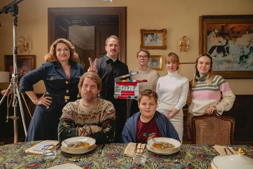 Co skrývá milionářova závěť? Začalo natáčení nové české komedie Něco jako rodina