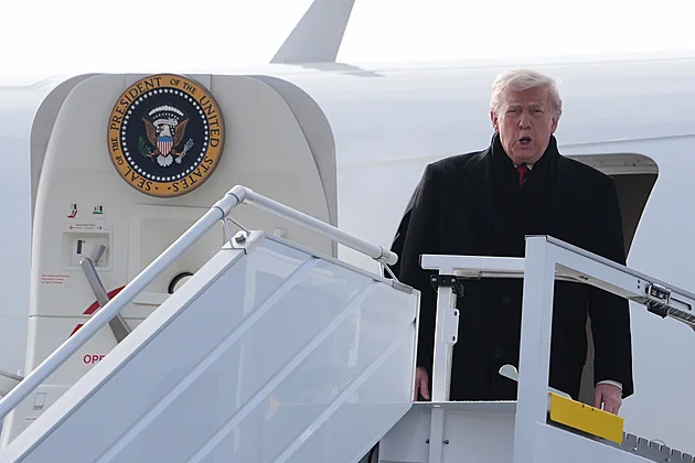 Trump se zpožděním dorazil do Švýcarska. V Davosu pronese očekávaný projev