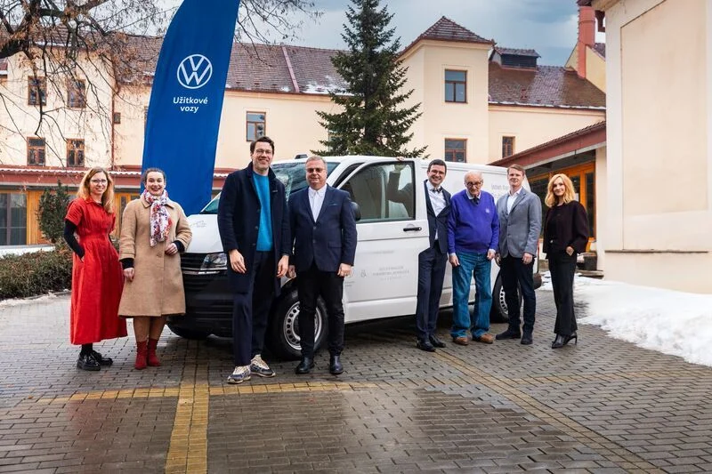 VWFS podporuje péči o seniory: financuje Volkswagen Transporter 6.1 pro Sue Ryder