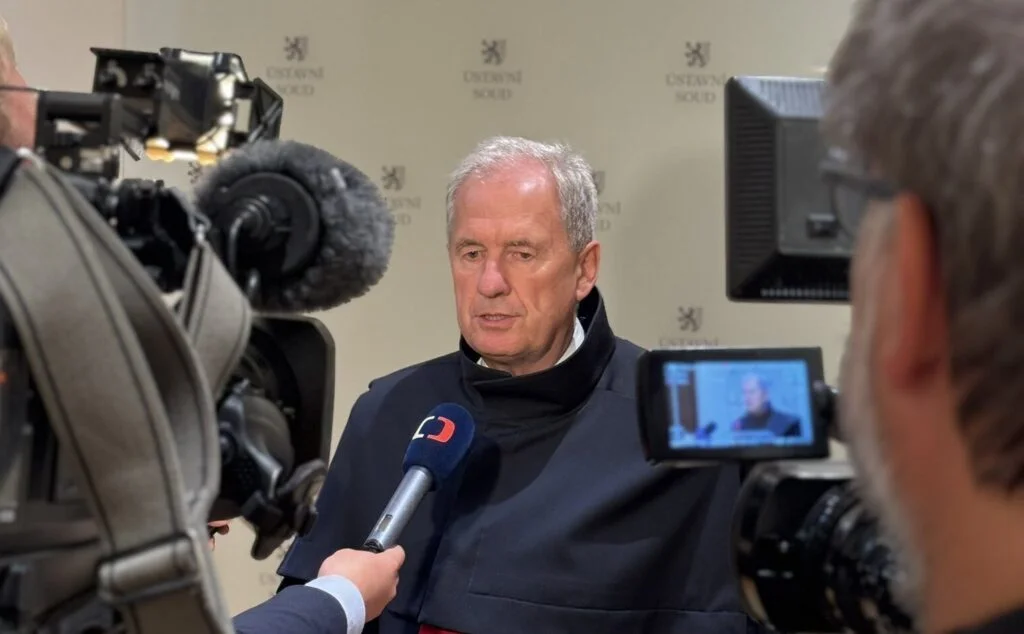 Schillerová žádá po Ústavním soudu okamžité úspory. Není to reálné, říká Baxa