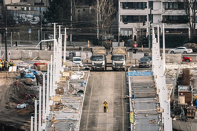 Osmkrát 32 tun. Dvorecký most prověřily těžké náklaďáky, v provozu bude od jara