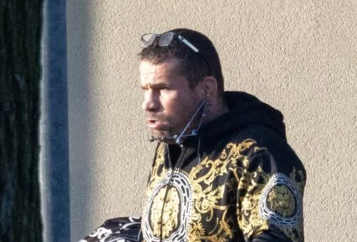 Po emotivním vyjádření ukázal Karlos Vémola vyhublé tělo v bazénu